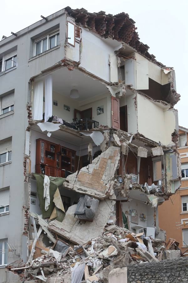 Se derrumba el edificio agrietado de la calle Sol