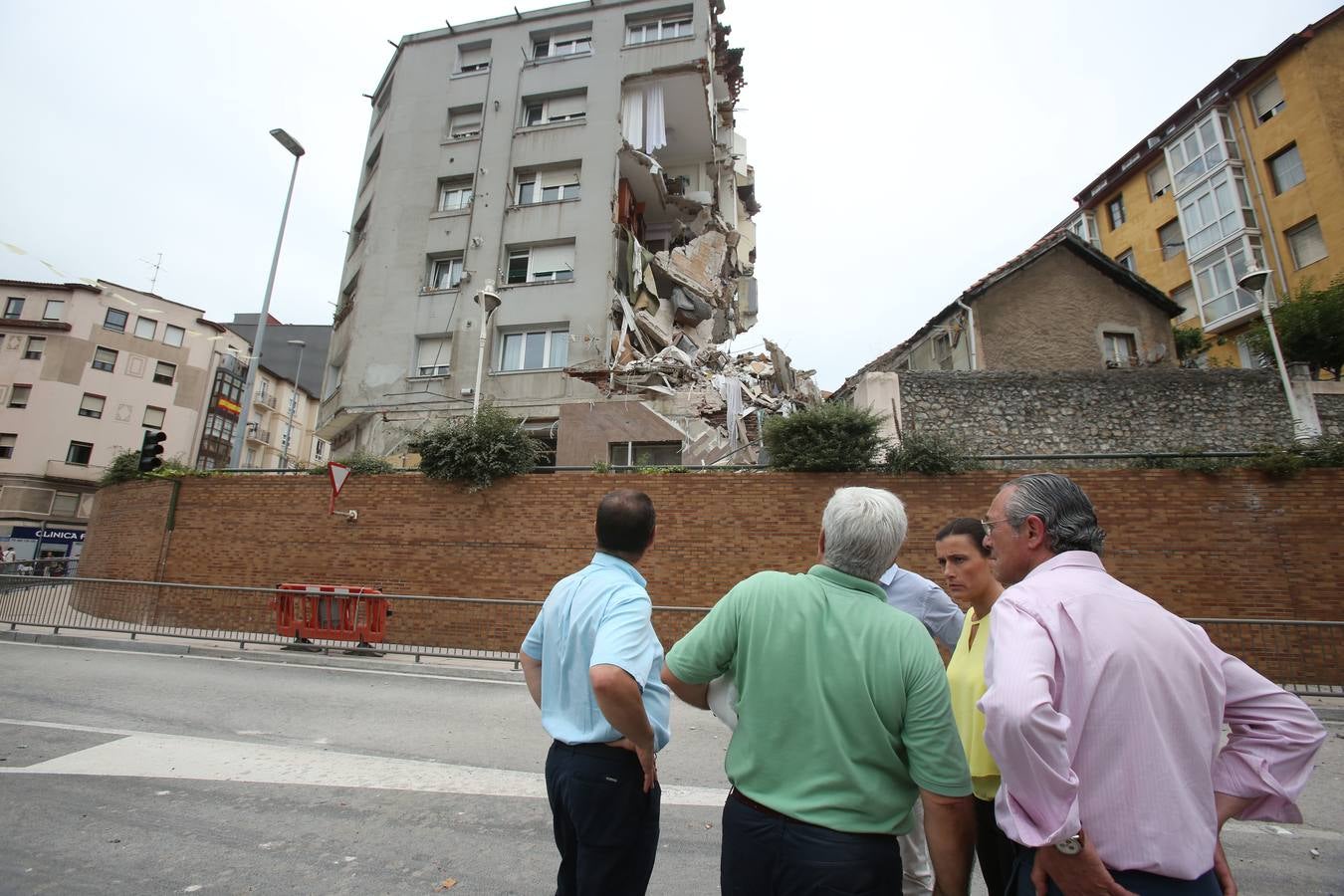 Se derrumba el edificio agrietado de la calle Sol