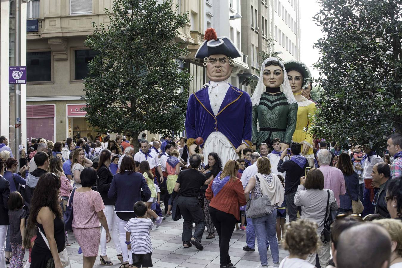 La apertura de las casetas, el chupinazo y el desfile forman parte de las fiestas de la Semana Grande de Santander