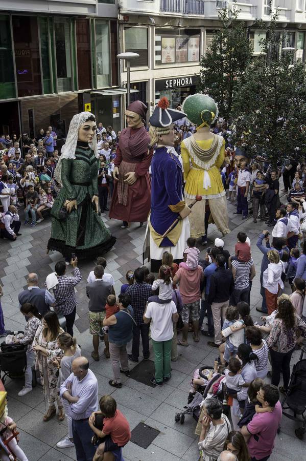 La apertura de las casetas, el chupinazo y el desfile forman parte de las fiestas de la Semana Grande de Santander