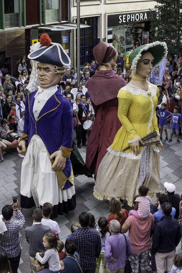 La apertura de las casetas, el chupinazo y el desfile forman parte de las fiestas de la Semana Grande de Santander