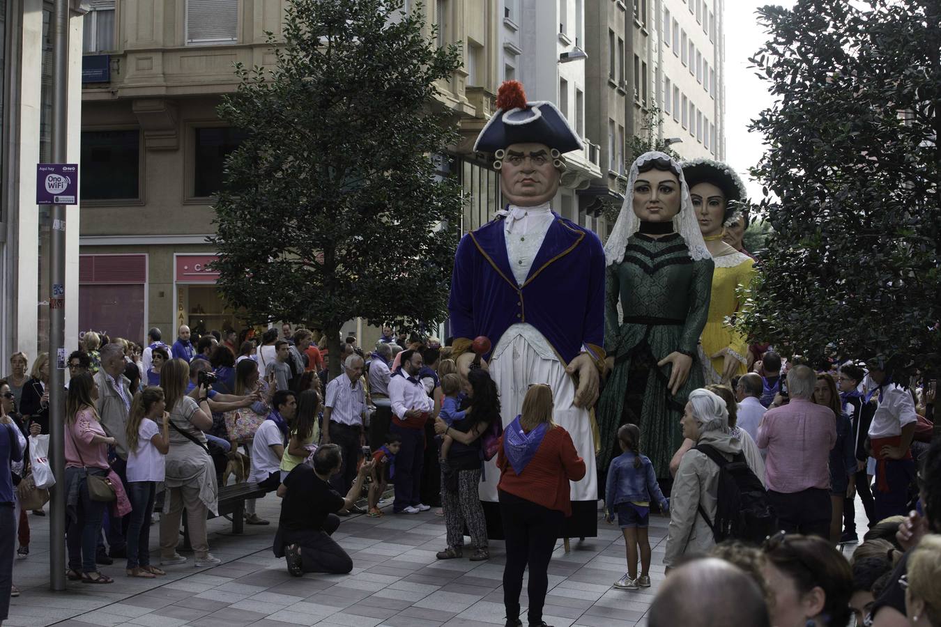 La apertura de las casetas, el chupinazo y el desfile forman parte de las fiestas de la Semana Grande de Santander