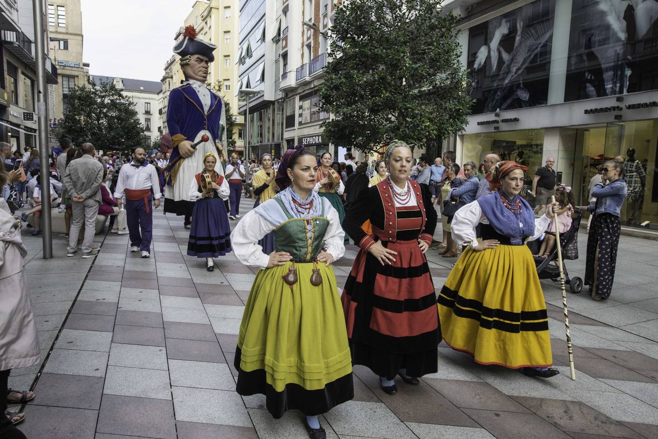 La apertura de las casetas, el chupinazo y el desfile forman parte de las fiestas de la Semana Grande de Santander