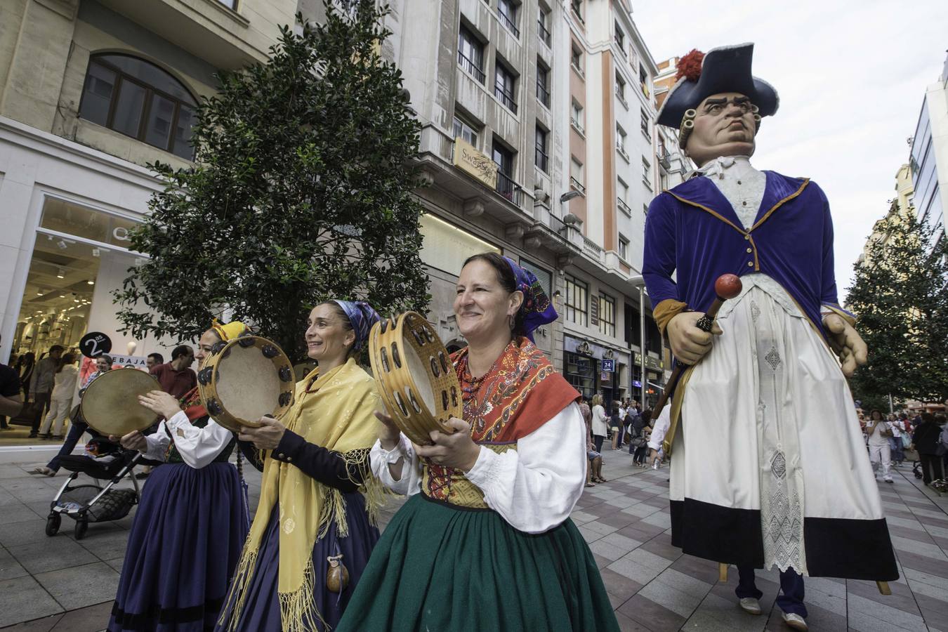 La apertura de las casetas, el chupinazo y el desfile forman parte de las fiestas de la Semana Grande de Santander