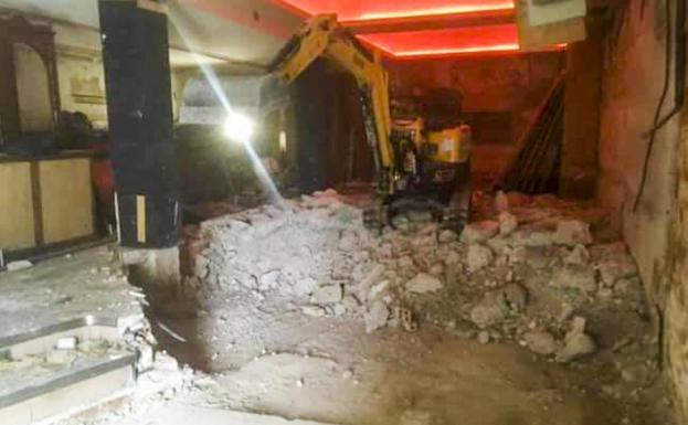 La empresa encargada de ejecutar las obras subió a su perfil de Facebook el pasado 26 de abril, dos meses antes de obtener la licencia de obra mayor, una fotografía de una pala excavadora en el interior del local que se estaba reformando. Ayer aseguró que sólo se utilizó para retirar el escombro y no para realizar perforaciones en el suelo.