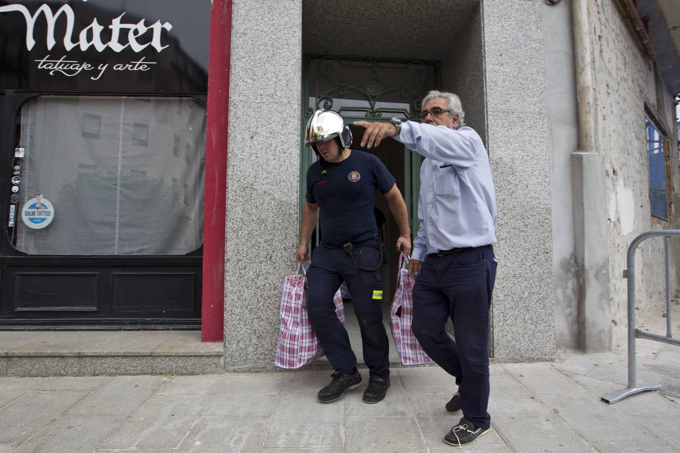 Los vecinos del número 57 de la calle del Sol han vuelto a entrar en sus casas para retirar parte de sus enseres