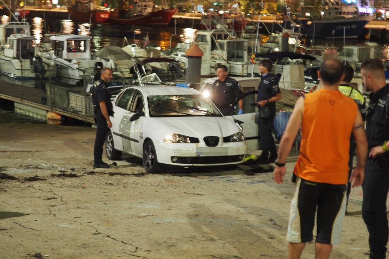 Vuelca un coche en el Barrio Pesquero