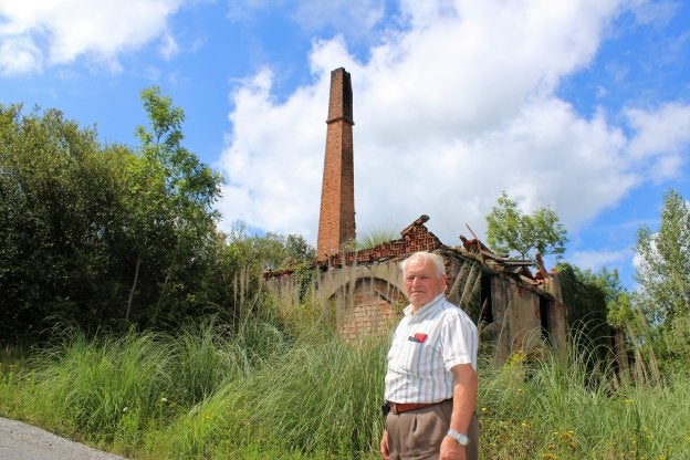 Salvador, delante de las ruinas de lo que un día fue una de las empresas punteras en el valle. 