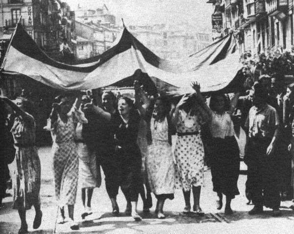 Mujeres celebrando la entrada de las tropas nacionales en el Santander de agosto de 1937.