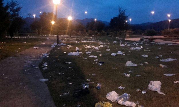 Restos del botellón celebrado el pasado sábado en un parque de Tanos. 