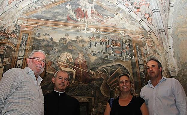 De izquierda a derecha Ramón Ruiz, Manuel Muela, Marina Bolado y Gregorio Alonso. Al fondo las pinturas de la iglesia de Ledantes