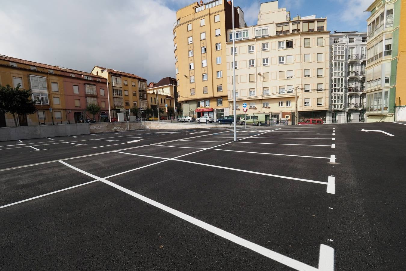 Se ha inaugurado ya el aparcamiento gratuito provisional del solar de la desaparecida Tabacalera de la calle Alta. Hay 206 plazas para vehículos (7 de ellas reservadas para personas con movilidad reducida) y 6 para motos. El nuevo aparcamiento tiene entrada y salida de vehículos por la calle Alta y tres accesos peatonales: en la calle Alta, en la calle Juan de Garay y en Alcázar de Toledo. 