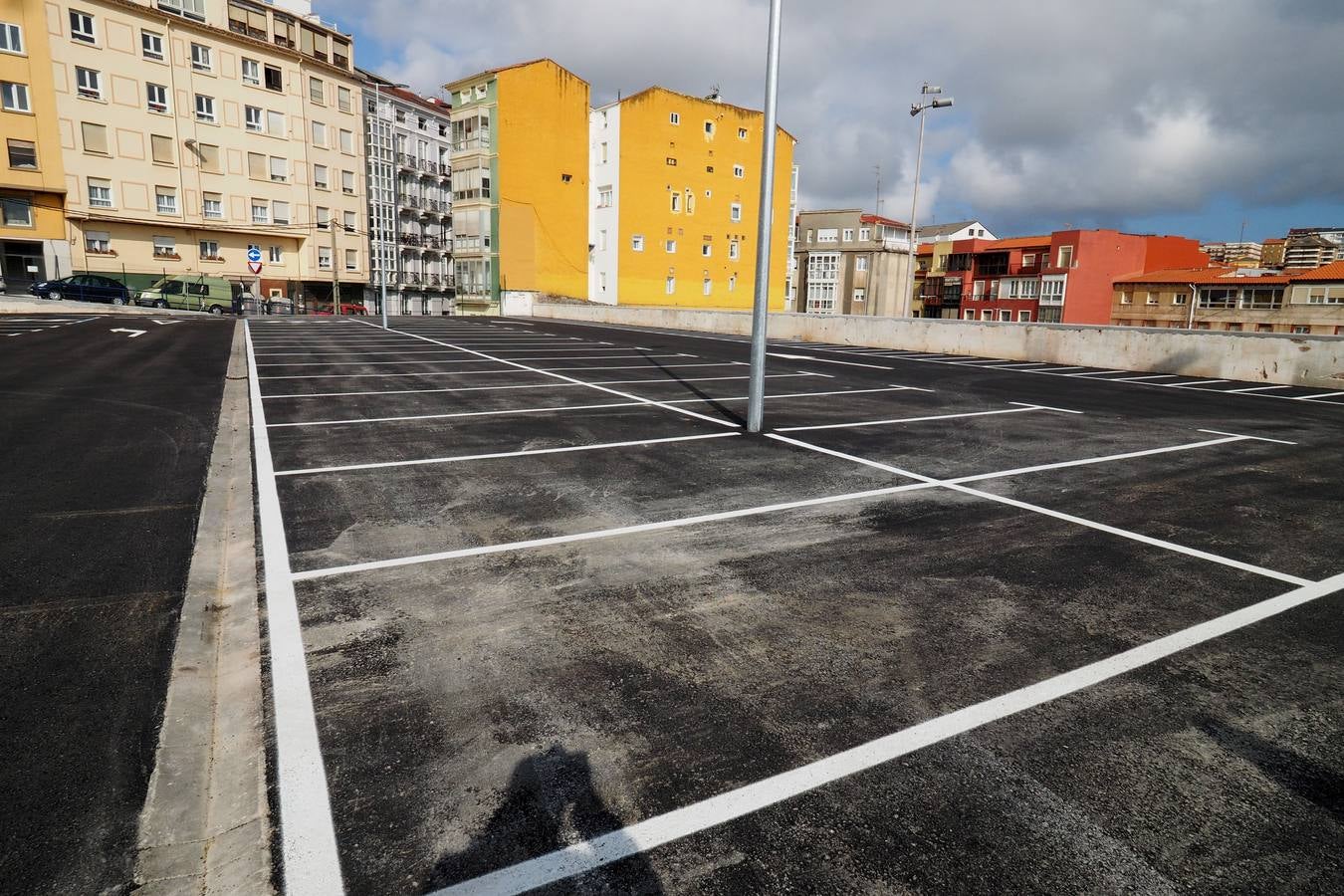 Se ha inaugurado ya el aparcamiento gratuito provisional del solar de la desaparecida Tabacalera de la calle Alta. Hay 206 plazas para vehículos (7 de ellas reservadas para personas con movilidad reducida) y 6 para motos. El nuevo aparcamiento tiene entrada y salida de vehículos por la calle Alta y tres accesos peatonales: en la calle Alta, en la calle Juan de Garay y en Alcázar de Toledo. 