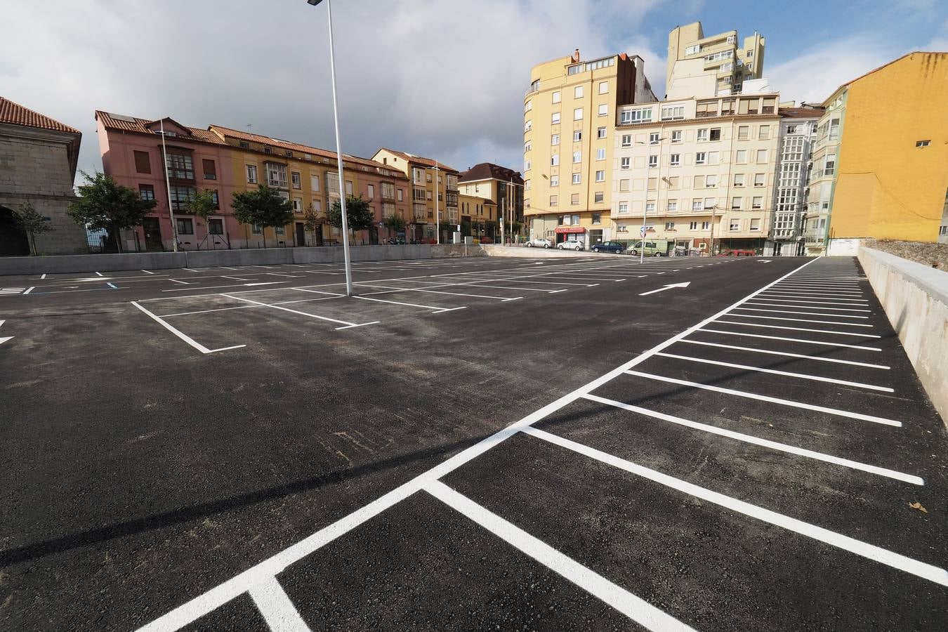 Se ha inaugurado ya el aparcamiento gratuito provisional del solar de la desaparecida Tabacalera de la calle Alta. Hay 206 plazas para vehículos (7 de ellas reservadas para personas con movilidad reducida) y 6 para motos. El nuevo aparcamiento tiene entrada y salida de vehículos por la calle Alta y tres accesos peatonales: en la calle Alta, en la calle Juan de Garay y en Alcázar de Toledo. 