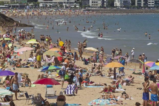 Aspecto que ofrecía ayer la Primera de El Sardinero, que estuvo abarrotada todo el día. 