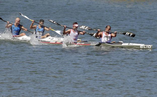 El cántabro Julio Martínez (d) -once veces vencedor- y el leonés Julián Becerro (2d) en el sprint en la linea de meta ante los gallegos Brais Sánchez (2i) y Antonio Palma en la pasada edición del Descenso del Sella.