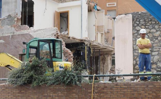 La fachaza del edificio siniestrado ya aparece limpia