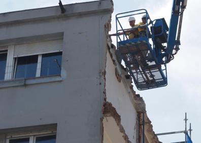 Imagen secundaria 1 - Termina el desescombro y los peritos acceden al local en obras de la calle Sol