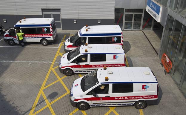 Vehículos de transporte sanitario a las puertas del servicio de rehabilitación.