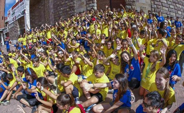 Foto de familia de los participantes en el campamento urbano de Torrelavega, que se inició ayer en la ‘Plaza Roja’. 