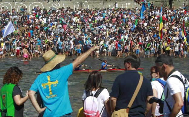 Ambiente en Arriondas, antes de la salida de la prueba