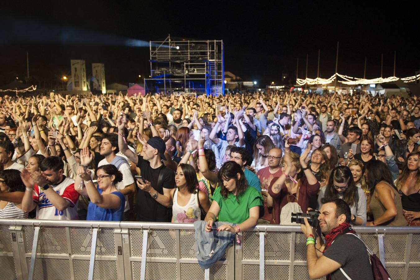 La banda catalana presentó su último trabajo, 'El peor grupo del mundo', en la primera noche del festival que se celebra en la campa de la Magdalena