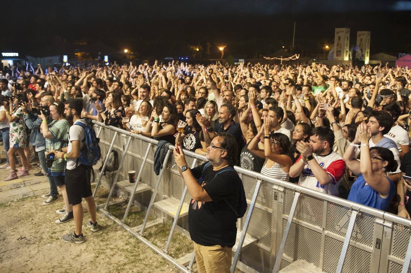 La banda catalana presentó su último trabajo, 'El peor grupo del mundo', en la primera noche del festival que se celebra en la campa de la Magdalena