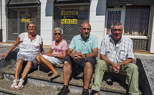 Victoria Frontela, a la izquierda, junto a María Josefa Gutiérrez, Hilario García Río y Teodoro Arnal Quiroga
