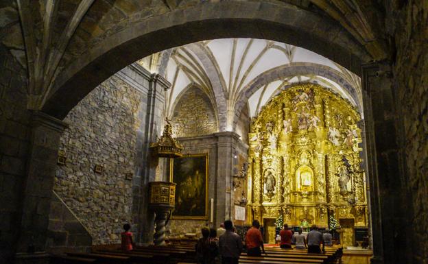 Varias personas asisten a una de las misas que se ofician a diario en el Santuario de la Bien Aparecida