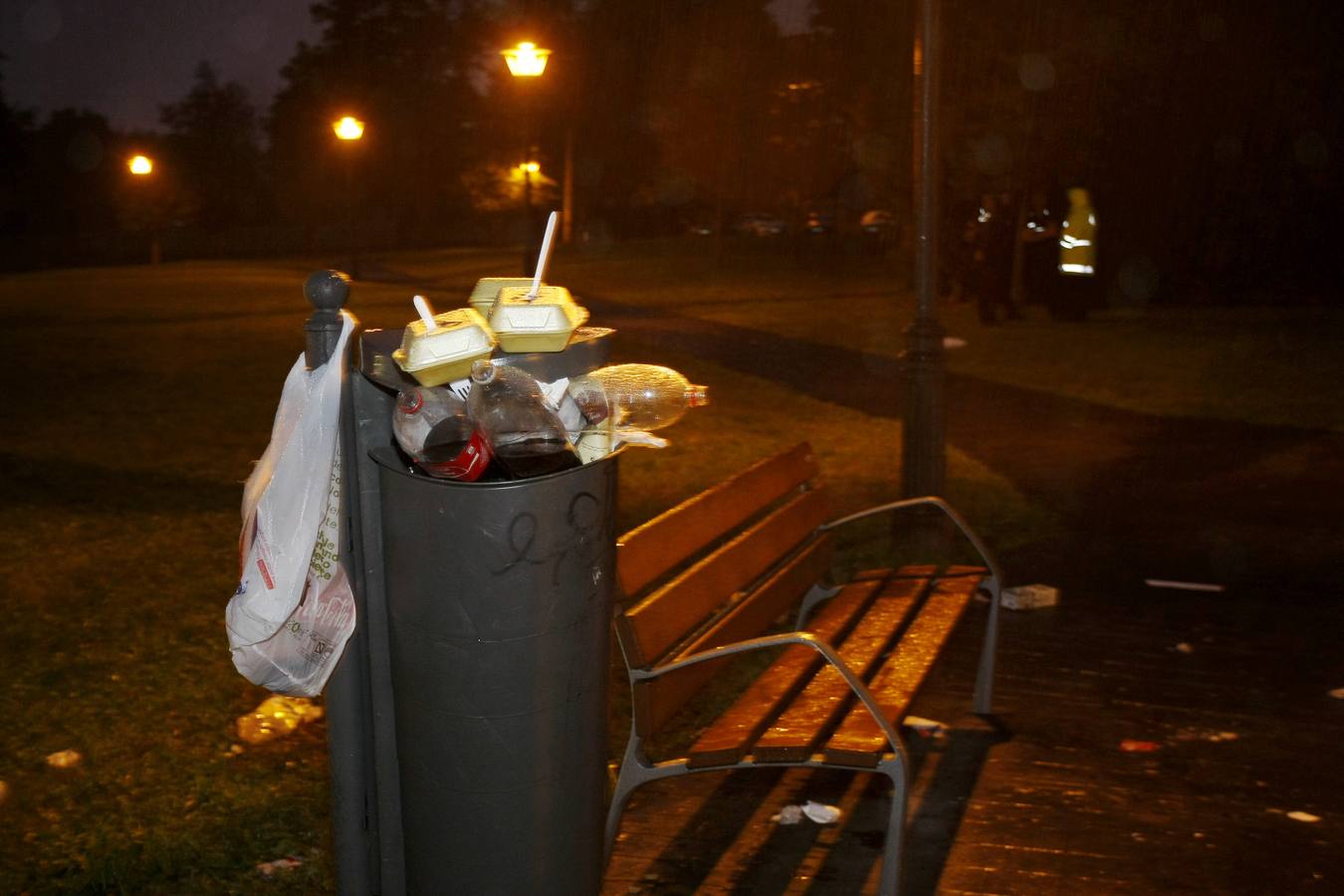 Policía Local y vecinos de Tanos protegen sus casas del botellón