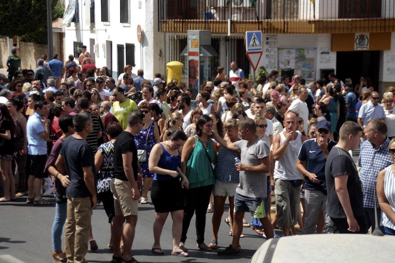 Cientos de personas han guardado a mediodía un minuto de silencio en Granada.