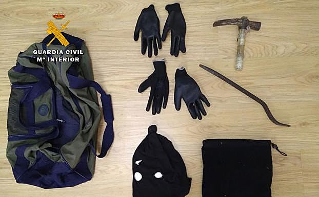 Objetos que les fueron intervenidos ocultos en el motor de su vehículo.