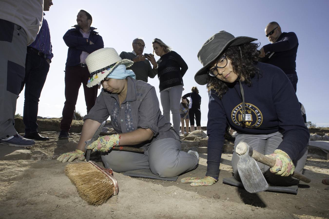 Jóvenes participantes en un campo de trabajo del yacimiento de La Cueva, en Camesa-Rebolledo (Valdeolea) donde se investigan unas termas y baños públicos romanos del Siglo III // Roberto Ruiz