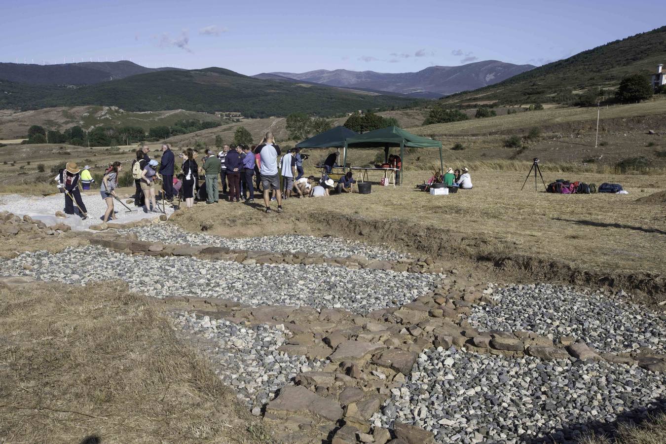 Jóvenes participantes en un campo de trabajo del yacimiento de La Cueva, en Camesa-Rebolledo (Valdeolea) donde se investigan unas termas y baños públicos romanos del Siglo III // Roberto Ruiz