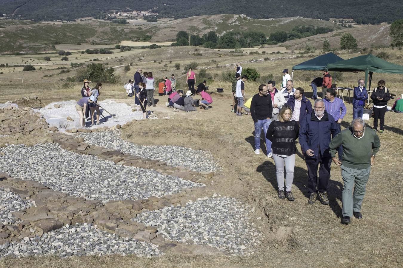 Jóvenes participantes en un campo de trabajo del yacimiento de La Cueva, en Camesa-Rebolledo (Valdeolea) donde se investigan unas termas y baños públicos romanos del Siglo III // Roberto Ruiz