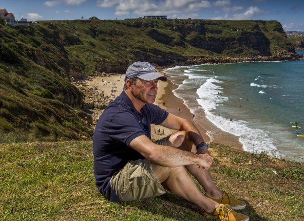 José Manuel Galán, un momento antes de bajar a la playa y meterse en el mar a coger olas