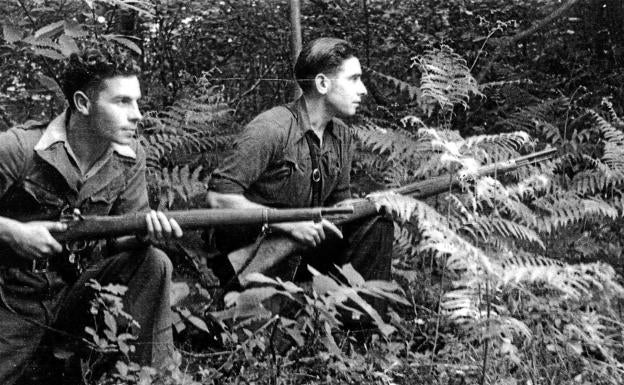 Los gerrilleros Manolín (Manuel Alonso) y Aurelio Caxigal (Constantino Suárez), emboscados en el monte, en una estampa repetida entre los milicianos. 