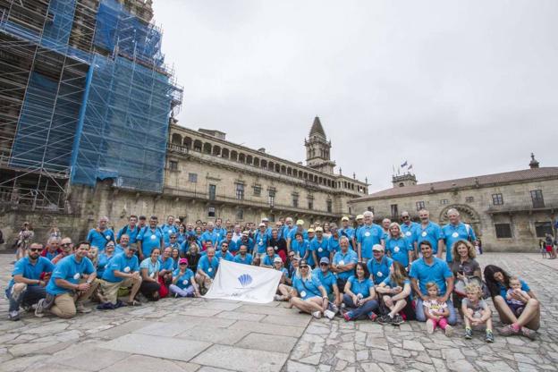 Los participantes del Camino Náutico posan a su llegada a la Catedral de Santiago de Compostela.