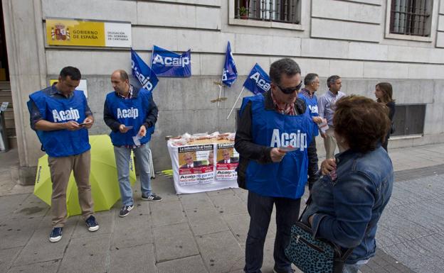 Los funcionarios de prisiones, frente a la puerta de la Delegación de Gobierno en Cantabria.