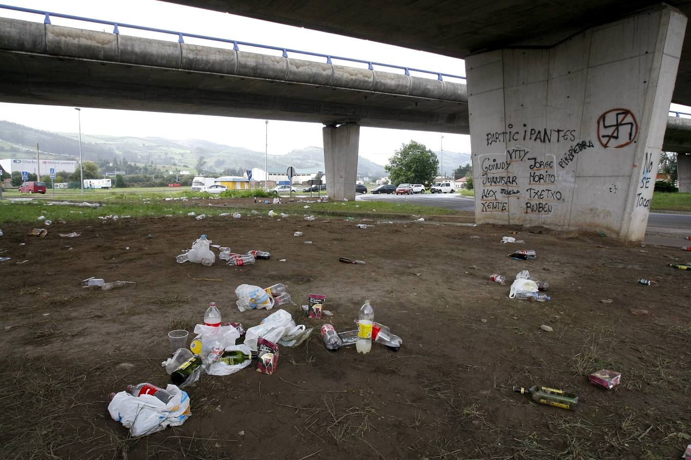 Los restos del botellón en Tanos