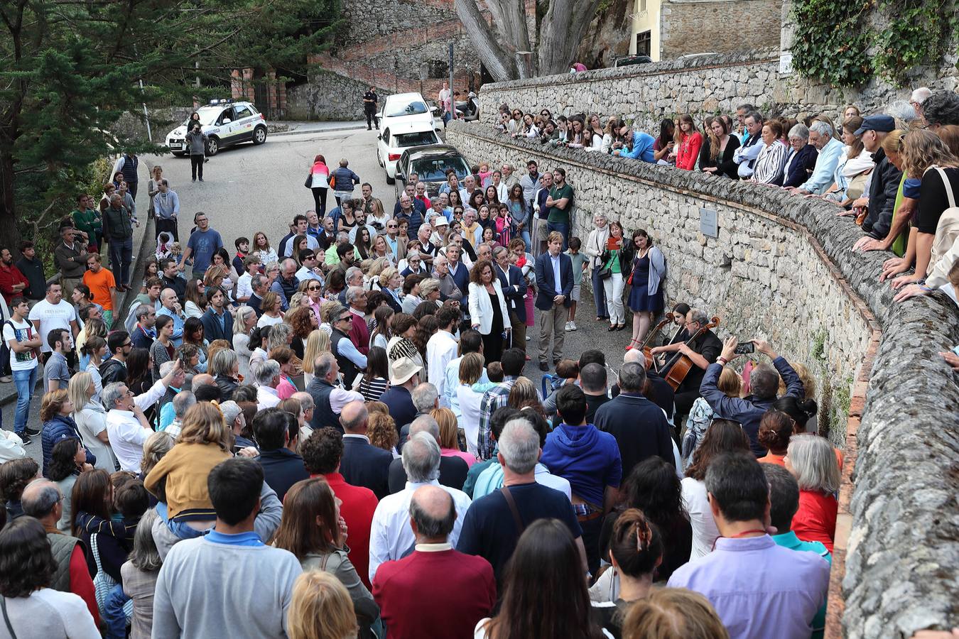 La alcaldesa descubre la placa con el nombre de Ignacio Echeverría, fallecido en el atentado de Londres