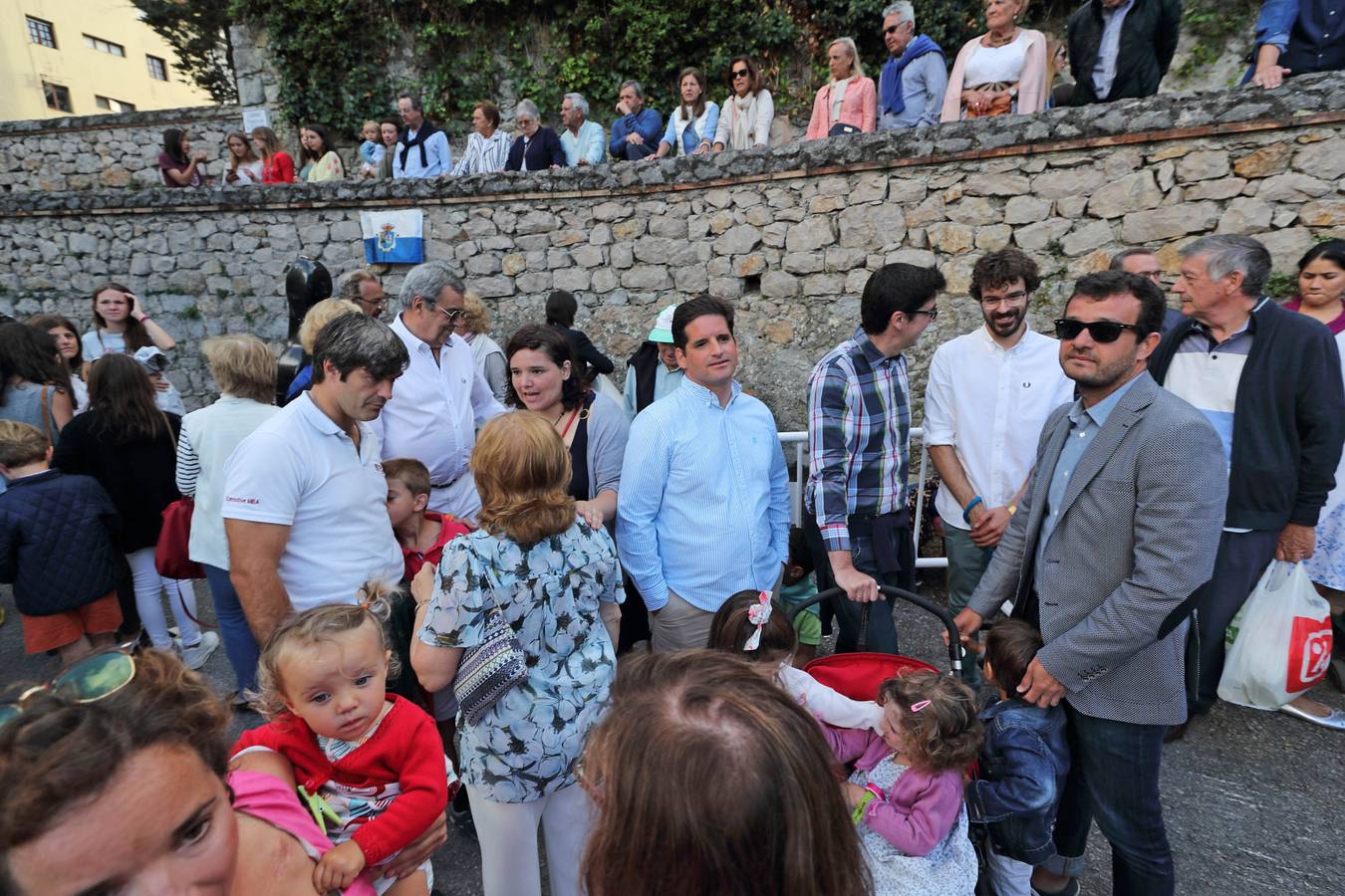 La alcaldesa descubre la placa con el nombre de Ignacio Echeverría, fallecido en el atentado de Londres