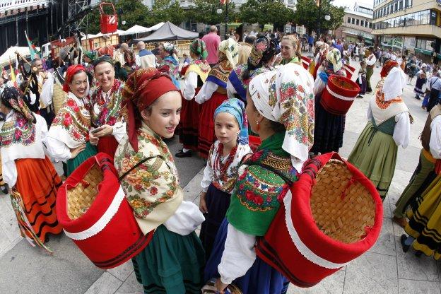  Folcloristas de distintas localidades cántabras participarán en una jornada dedicada a las tradiciones musicales de la región. 