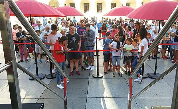 Las colas para entrar en el camión que acoge el evento han engordado a lo largo de este viernes, primer día de este tour en Santander. 