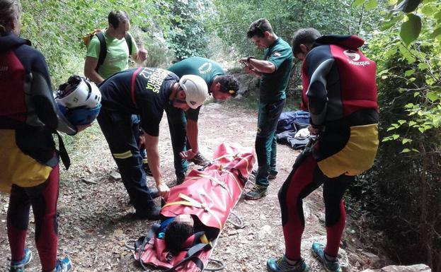 Rescatada una mujer de Bilbao que se rompió el tobillo en el barranco de Navedo