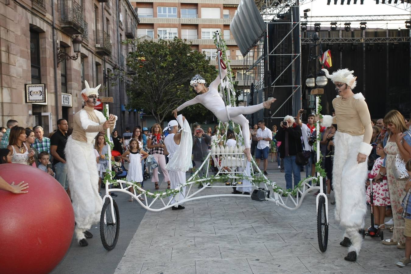 El chupinazo desata la locura en Torrelavega