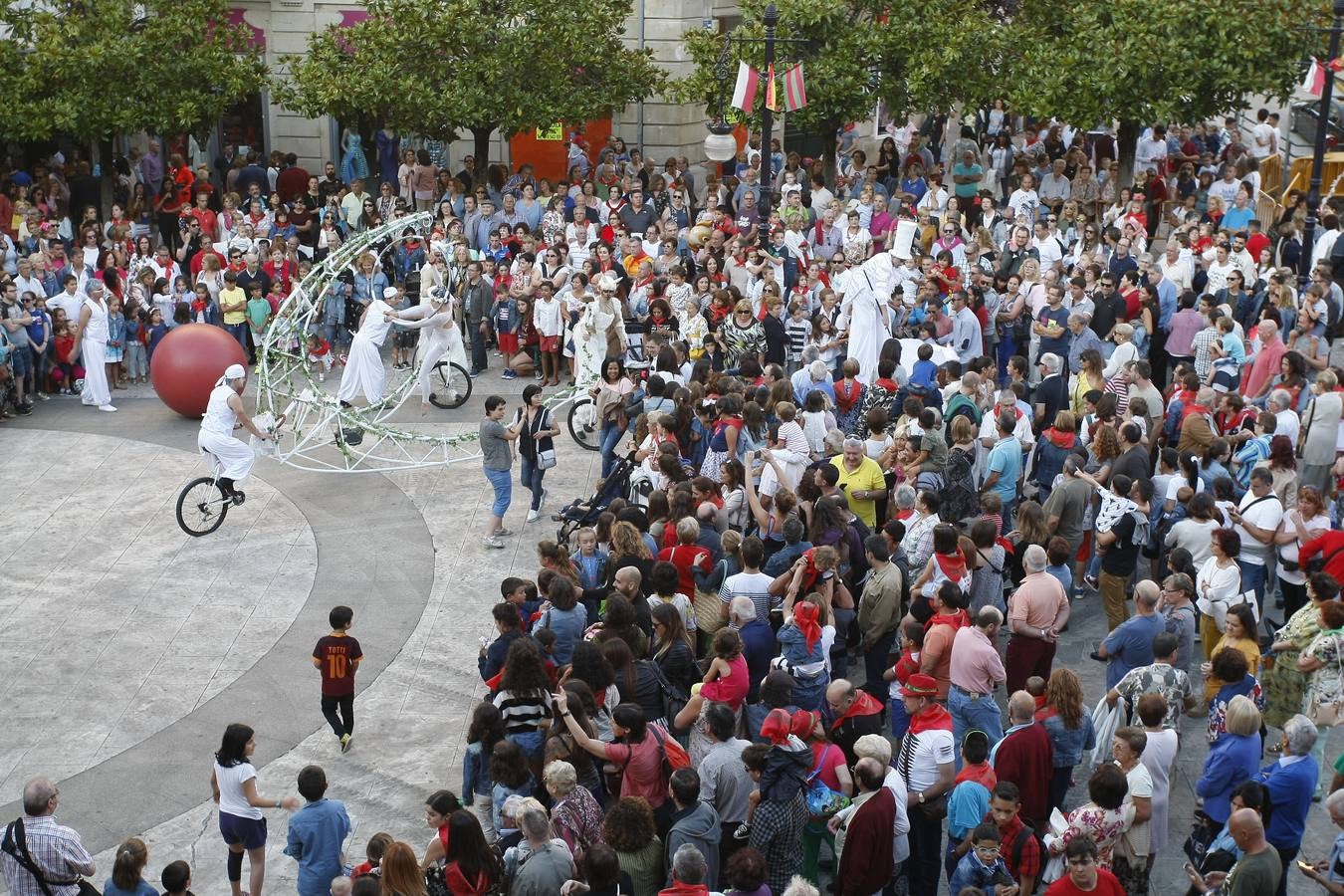 El chupinazo desata la locura en Torrelavega