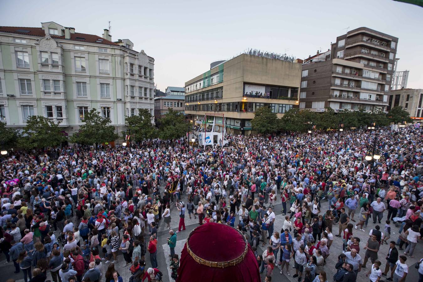 El chupinazo desata la locura en Torrelavega