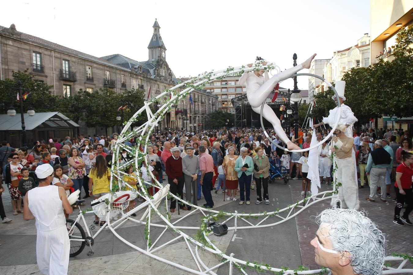 El chupinazo desata la locura en Torrelavega