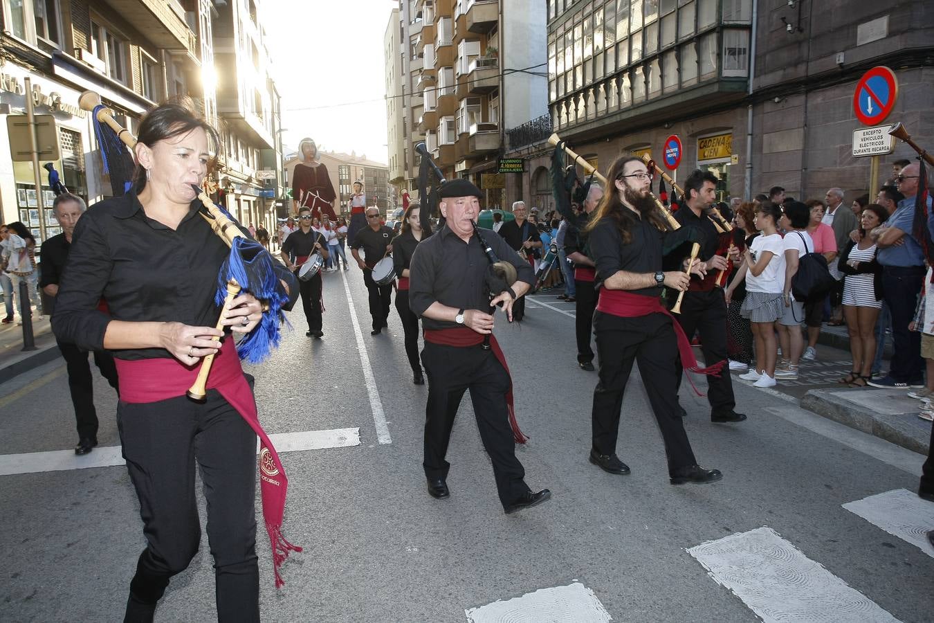 El chupinazo desata la locura en Torrelavega